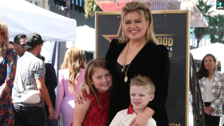 Kelly Clarkson posing with her children