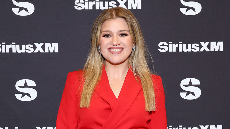 Kelly Clarkson posing at SiriusXM