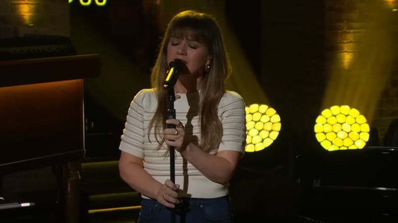 Kelly Clarkson singing with microphone