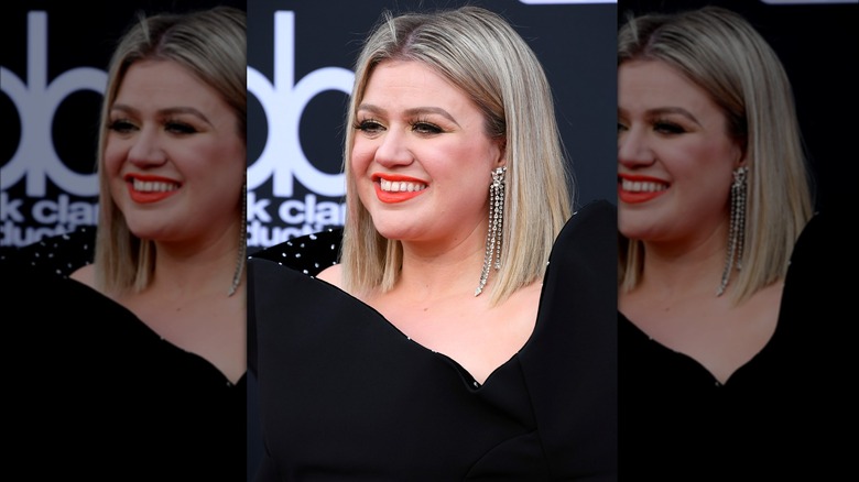 Kelly Clarkson sports a blonde bob