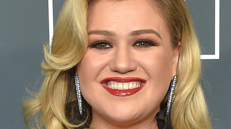 Kelly Clarkson smiling on the red carpet.