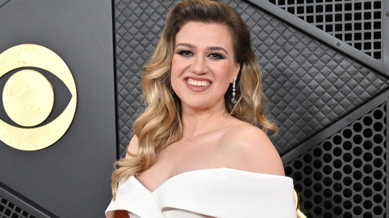 Kelly Clarkson smiling