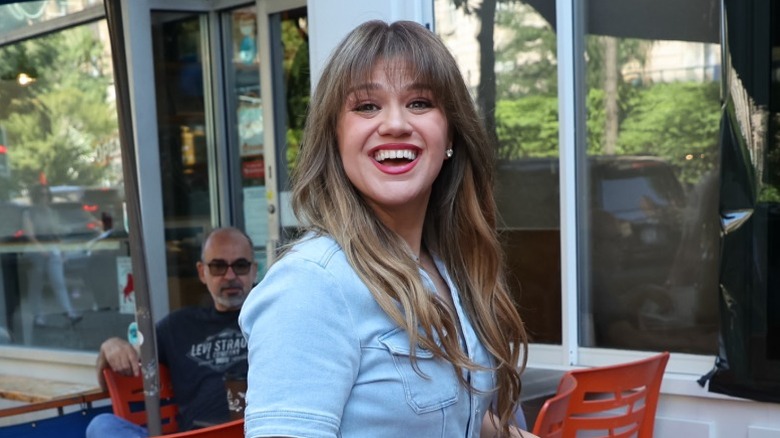 Kelly Clarkson smiles for paparazzi