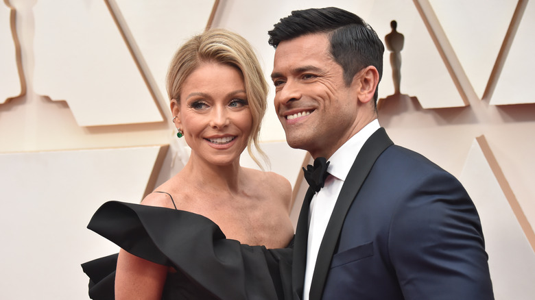 Kelly Ripa and Mark Consuelos posing on the red carpet together