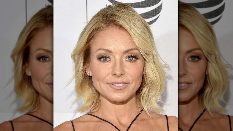 Kelly Ripa posing during her bad Botox phase