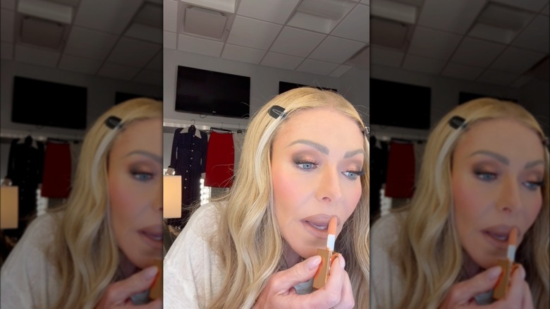 Kelly Ripa shows how she gets full lips in a makeup tutorial