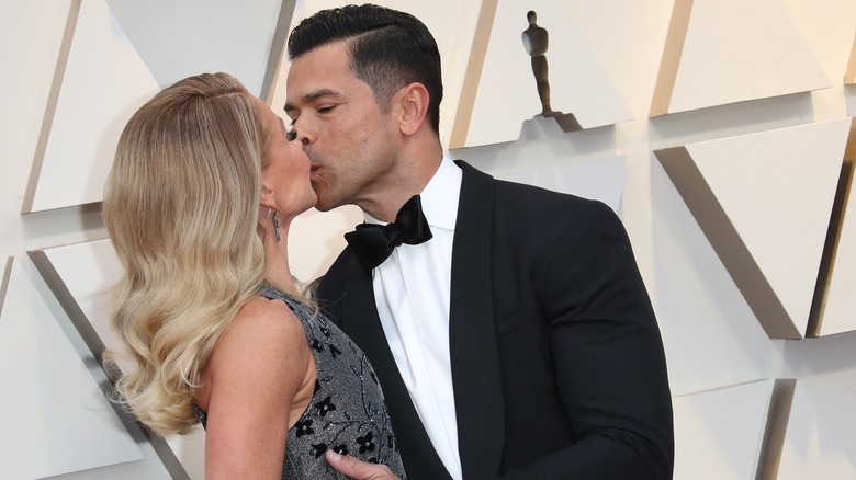 Ripa and Consuelos embrace on the red carpet 