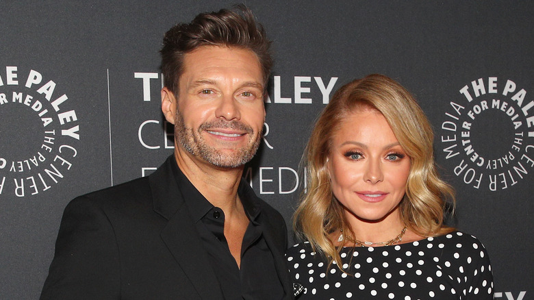 Ryan Seacrest and Kelly Ripa posing