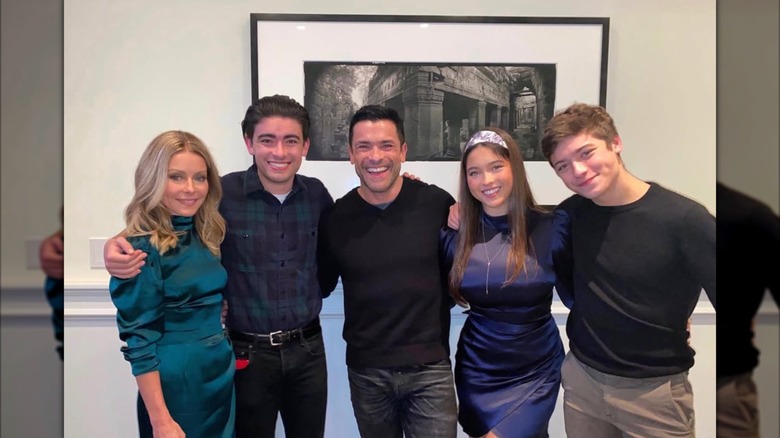 Kelly Ripa and Mark Consuelos posing with their kids