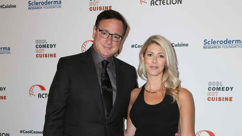 Bob Saget and Kelly Rizzo posing 