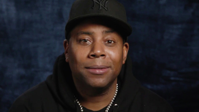 Kenan Thompson presenting an award 