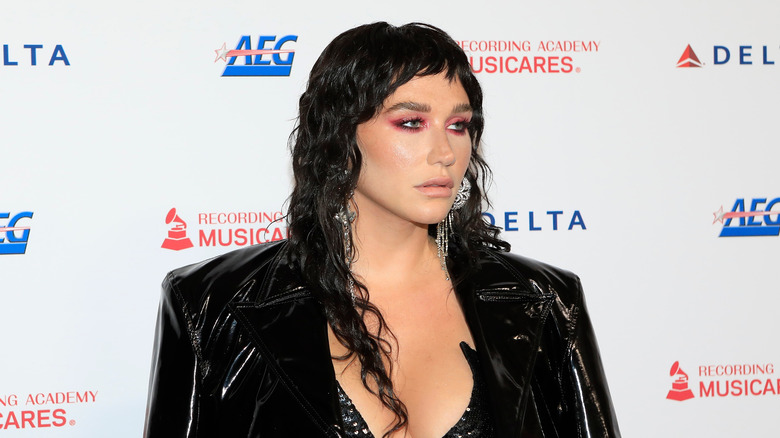 Kesha dark, brown hair, pink eyeshadow on the red carpet 