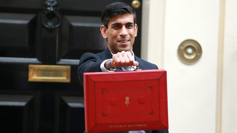 Rishi Sunak holding prime minister's red box