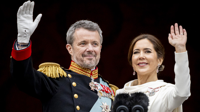 King Frederik and Queen Mary waving 