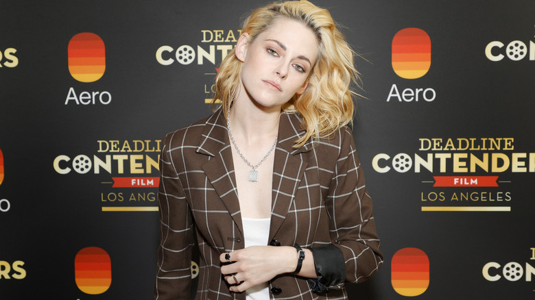 Kristen Stewart posing on red carpet