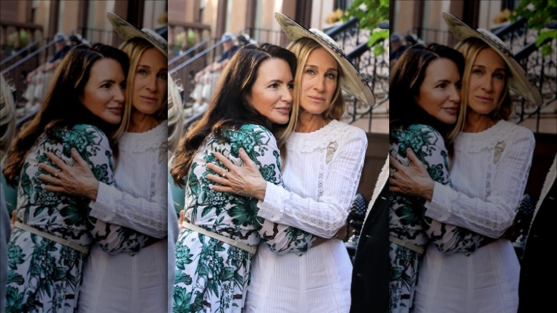 Sarah Jessica Parker hugging Kristin Davis on set