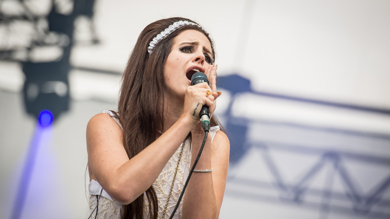 Lana Del Rey singing