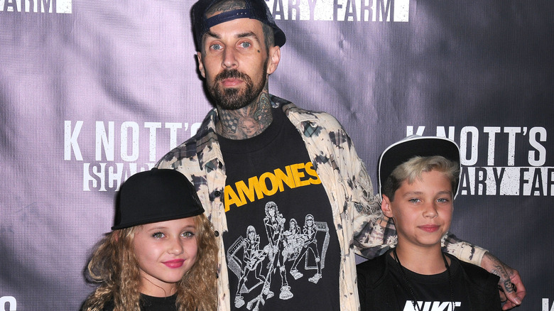 Alabama Barker, Travis Barker, Landon Barker, posing