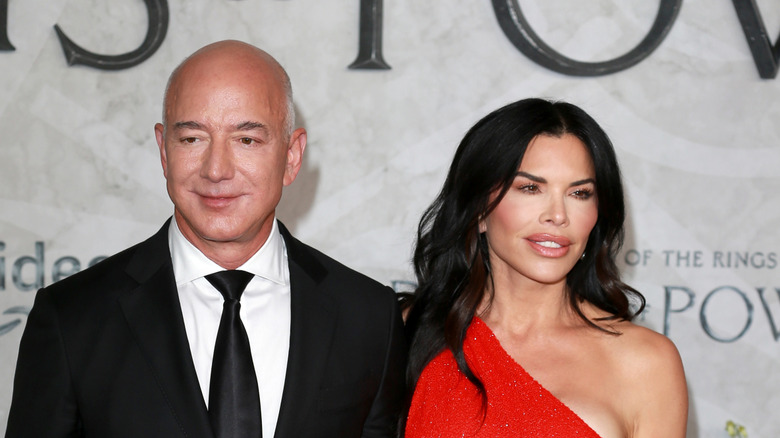 Lauren Sánchez and Jeff Bezos posing on the red carpet