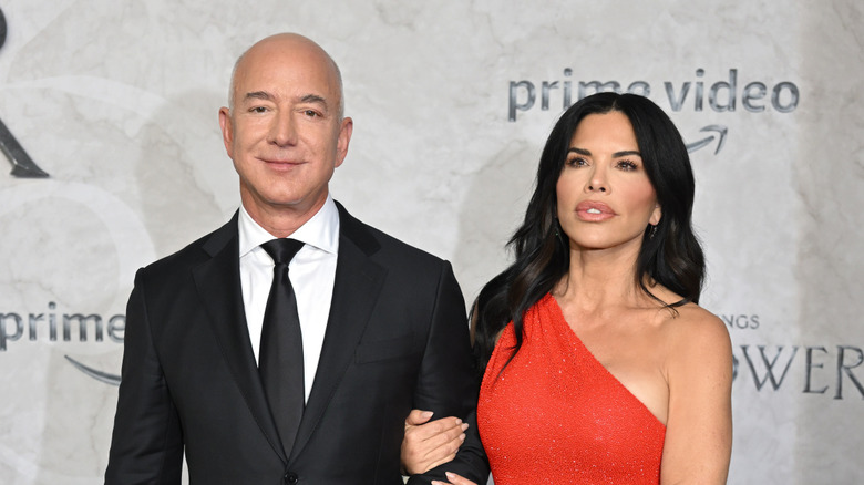 Jeff Bezos and Lauren Sánchez posing