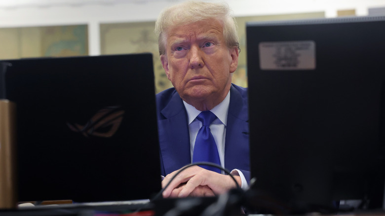 Donald Trump with computer monitors in court