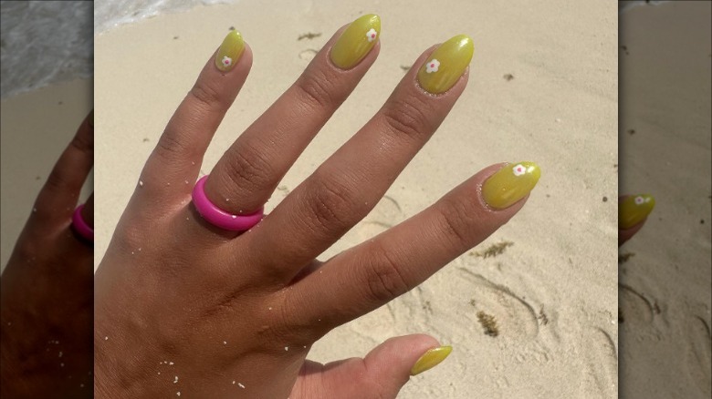 Glazed lemonade nails with daisies