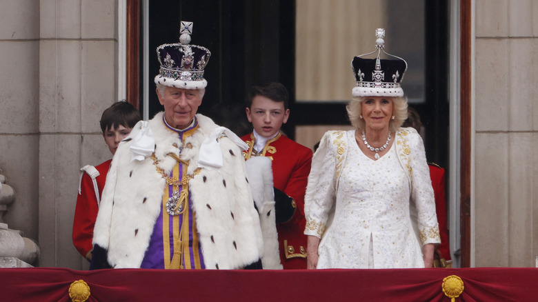 King Charles and Camilla greeting fans on balcony 