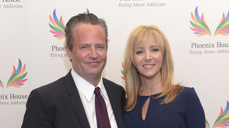 Lisa Kudrow and Matthew Perry standing together