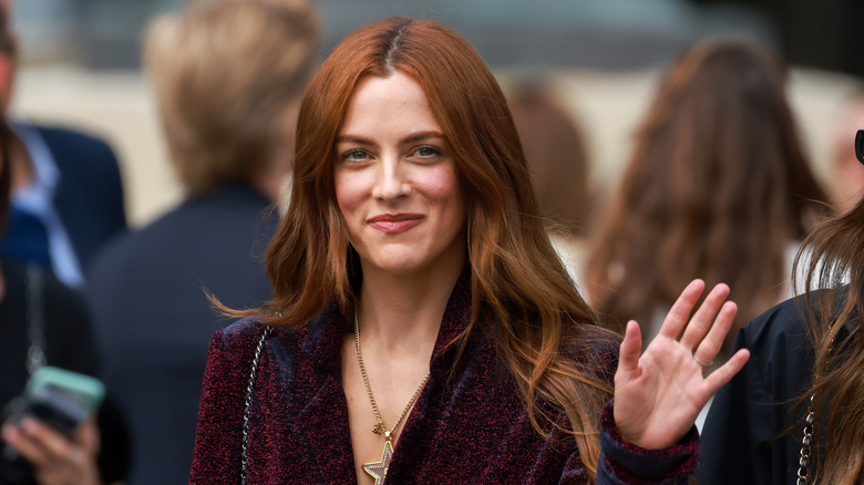 Riley Keough waving 