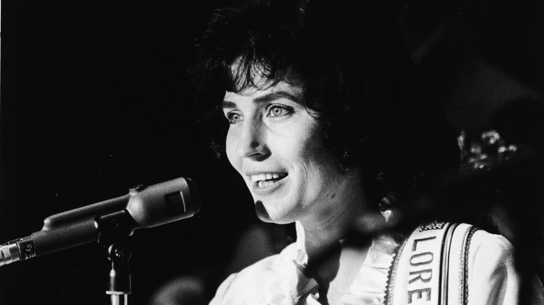 loretta lynn sings at grand ole opry in 1960 (black and white)