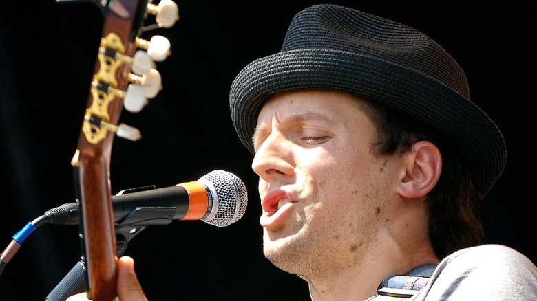 Jason Mraz singing in 2008