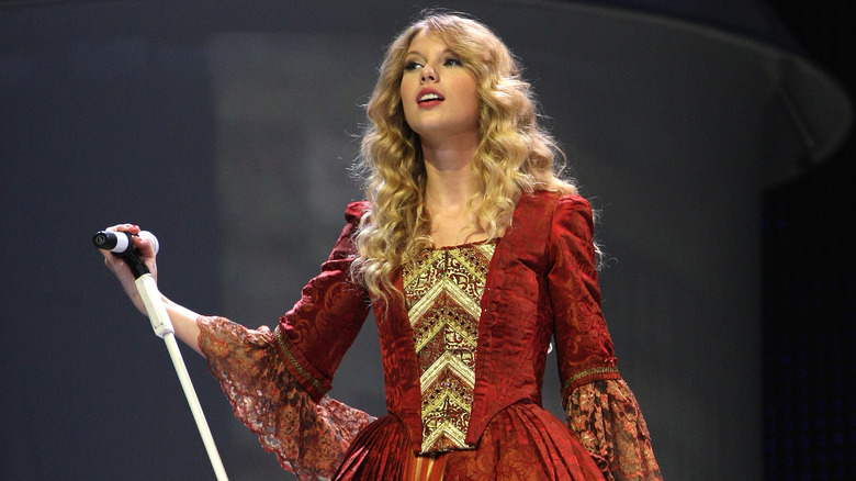 Taylor Swift performing in 2009