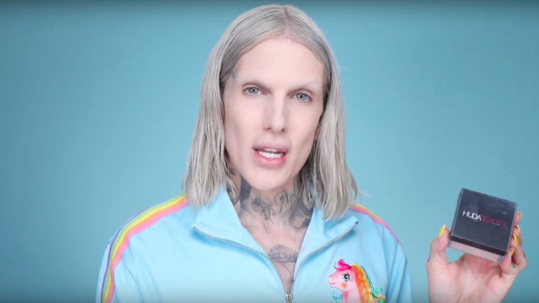 Jeffree Star reviewing Huda Beauty product