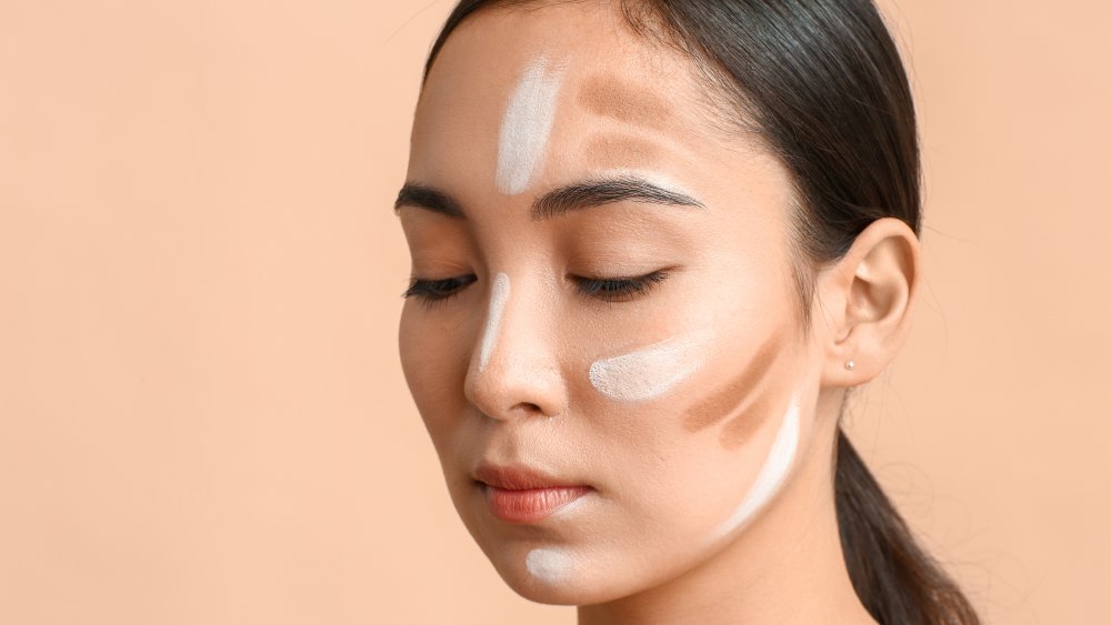 A woman wearing the heavy contouring makeup trend