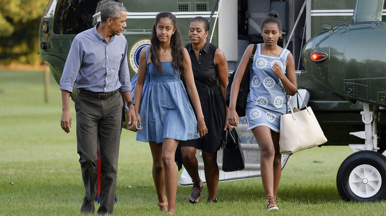 The Obamas exiting helicopter 