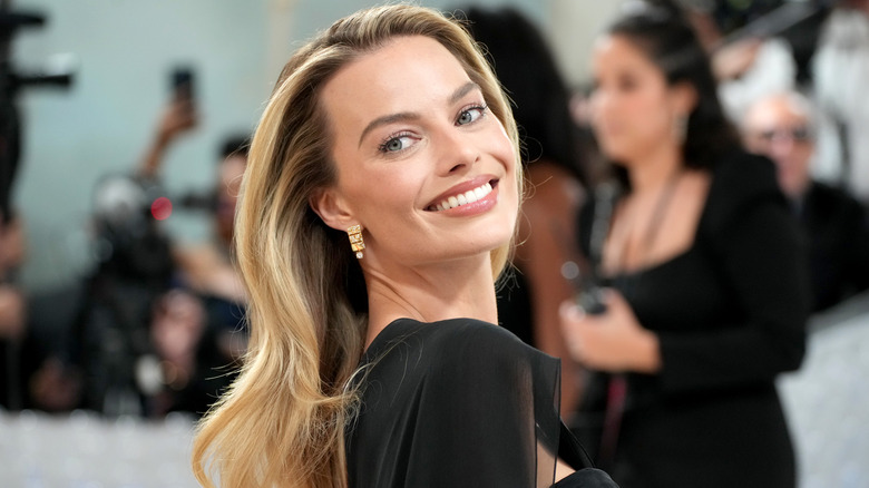 Margot Robbie posing at Met Gala 