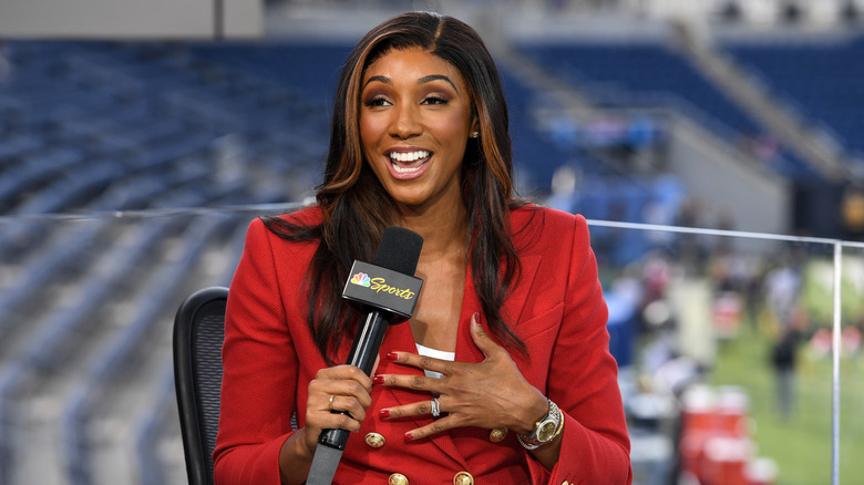 Maria Taylor giving sports commentary