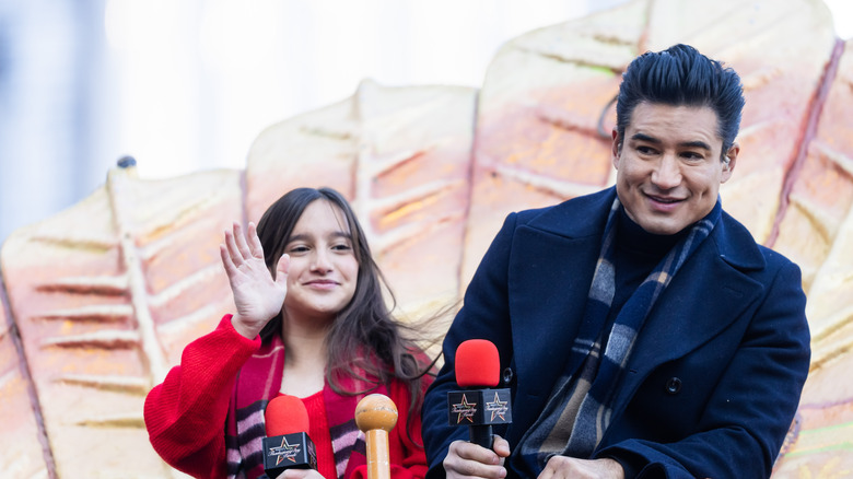 Mario Lopez, Gia Lopez, waving