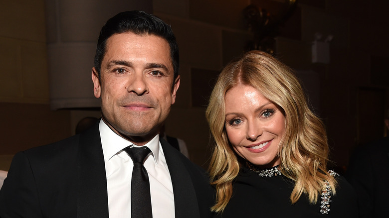 Mark Consuelos and wife Kelly Ripa snuggle up