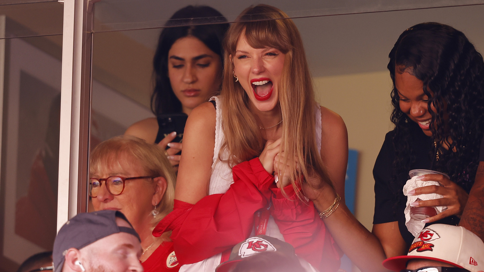 Taylor Swift's Options for Rooting on Travis Kelce When Chiefs