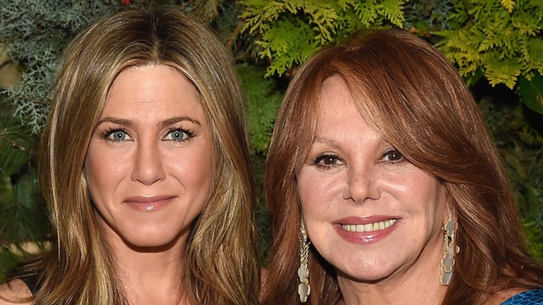 Jennifer Aniston Marlo Thomas smiling