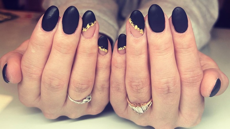 Black nail with glittery band