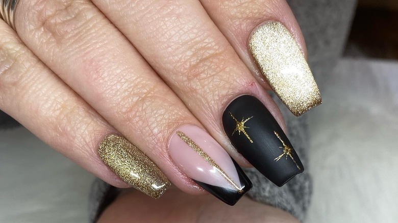 Glitter and black nails with stars