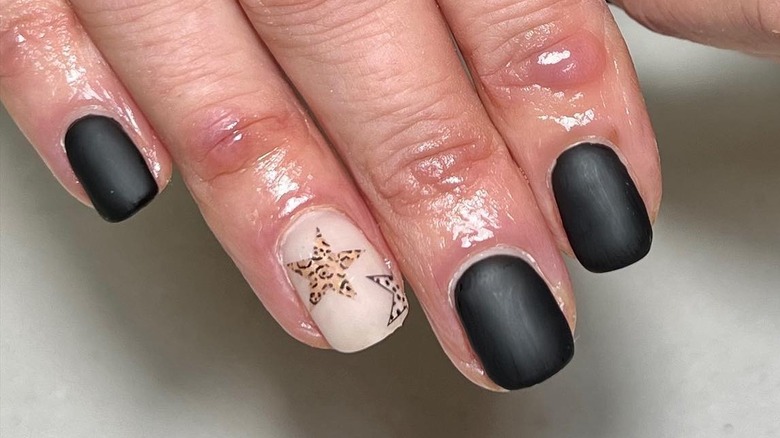 Black nails with stars