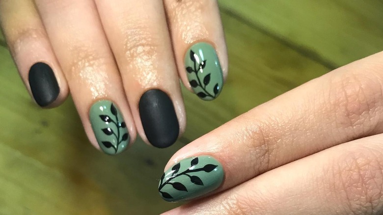 Black and green nails with vines