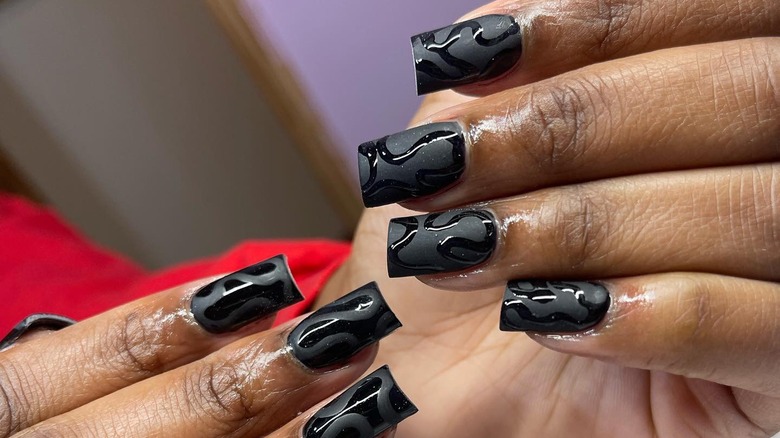 Square black nails with shiny squiggly lines