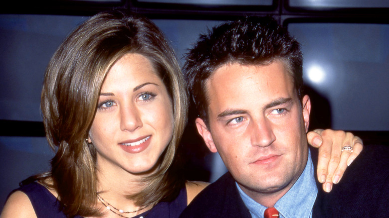 Jennifer Aniston and Matthew Perry posing