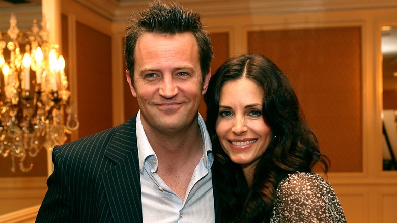 Matthew Perry and Courteney Cox posing