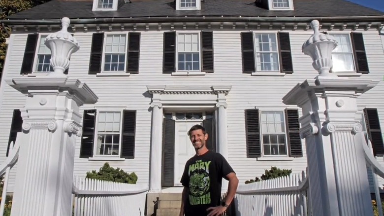 Omri Katz posing in front of Salem house