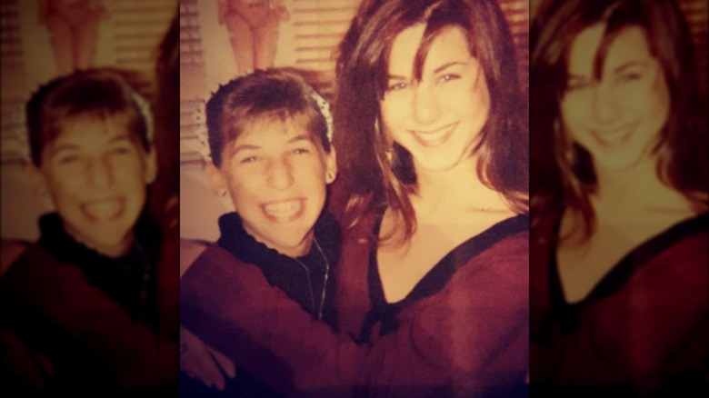 1990s photo of Mayim Bialik and Jennifer Aniston